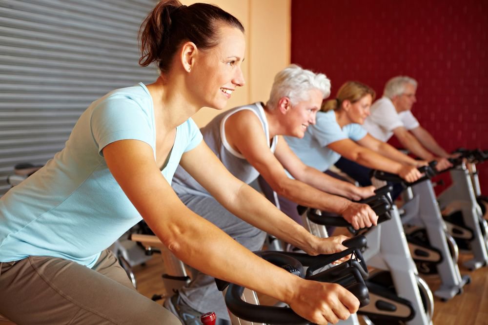 People cycling at the gym